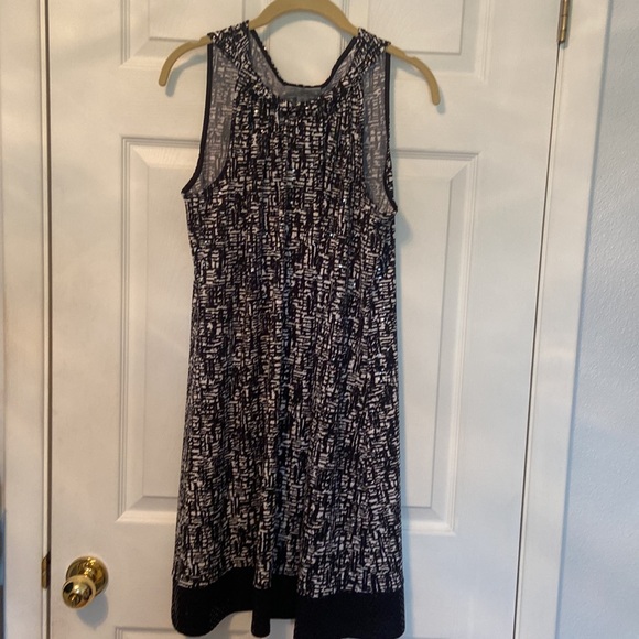 Size 12 Dressbarn Black and White Sleeveless Sequined Above the Knee Dress - Picture 1 of 5